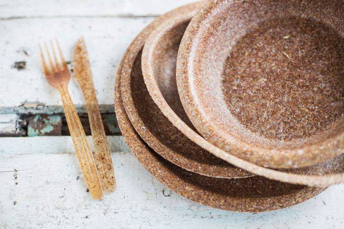 A great alternative to plastic plates are those made of wheat bran, produced by the Polish company Biotrem.